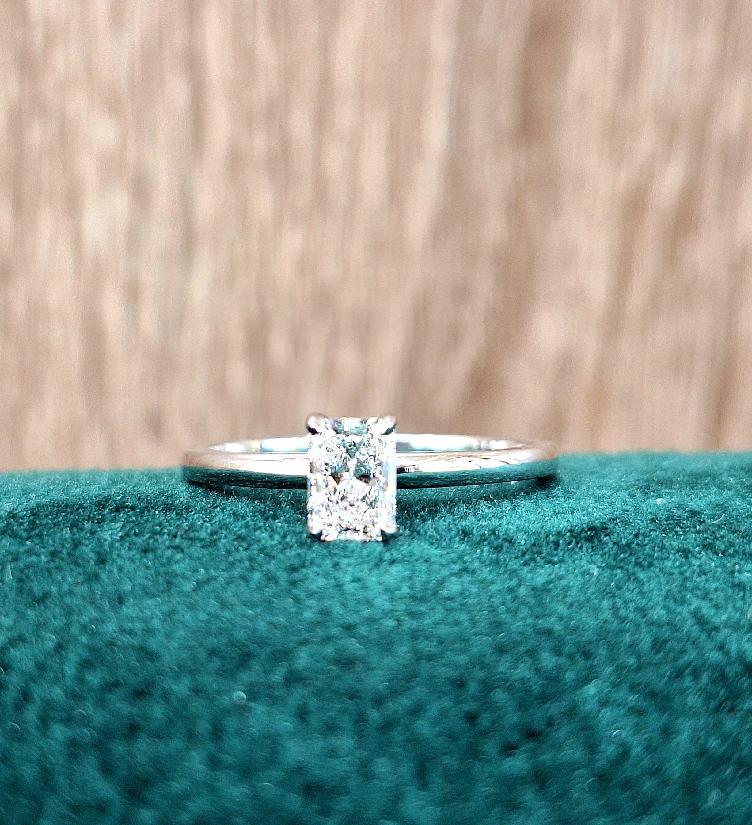 Годежен пръстен от бяло злато с диамант radiant cut 0.50 карата GIA